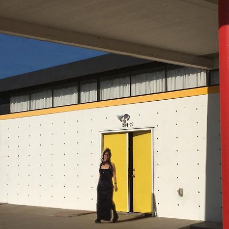 Space Castle: A 1950S Gas Station Transformed Into An Art Themed Wonderland Truth or Consequences Εξωτερικό φωτογραφία